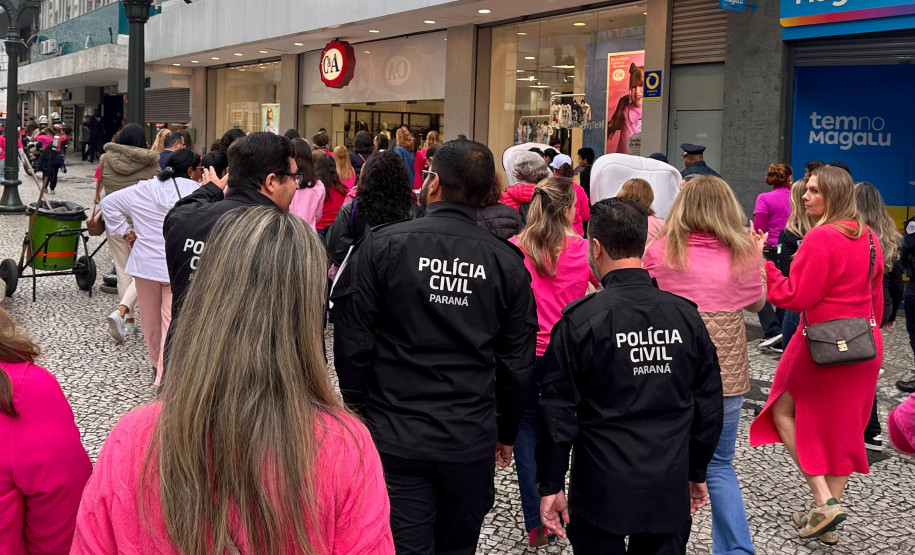 PCPR participa de caminhada em alusão ao Outubro Rosa em Curitiba