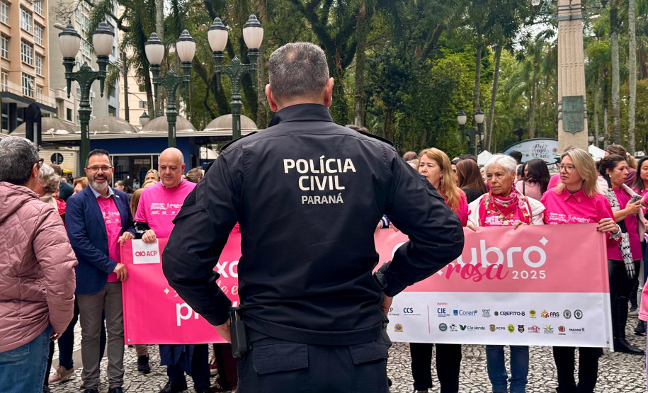 PCPR participa de caminhada em alusão ao Outubro Rosa em Curitiba