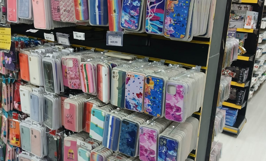 PCPR apreendeu mais de 16 mil produtos durante ação contra comercialização de acessórios para celular em Curitiba