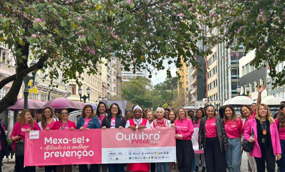 PCPR participa de caminhada em alusão ao Outubro Rosa em Curitiba
