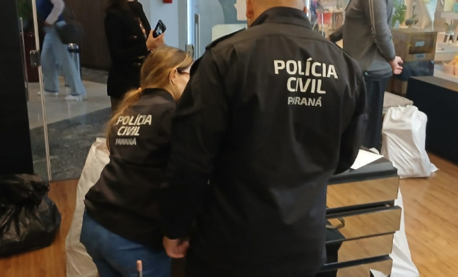 PCPR apreende 77 fardos de embalagens falsificadas em ação no Batel, em Curitiba
