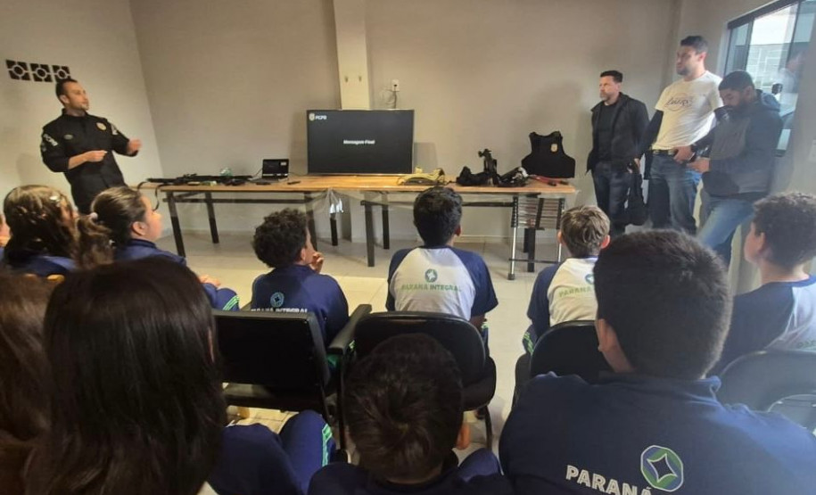 PCPR recebe alunos para palestra e visita na Delegacia de Palmeira