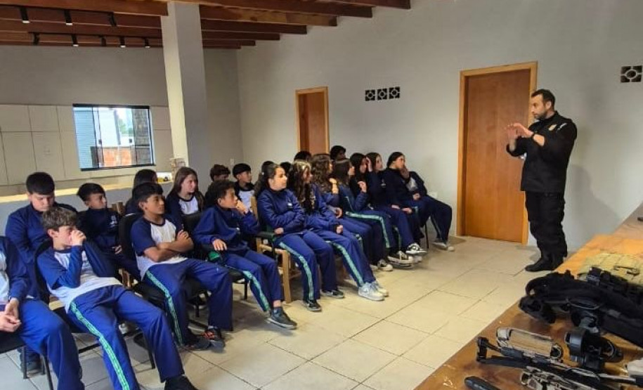PCPR recebe alunos para palestra e visita na Delegacia de Palmeira