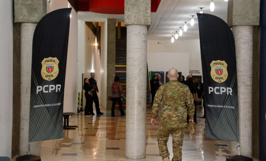 CPR celebra 172 anos com cerimônia de entrega de medalhas a policiais civis em Curitiba