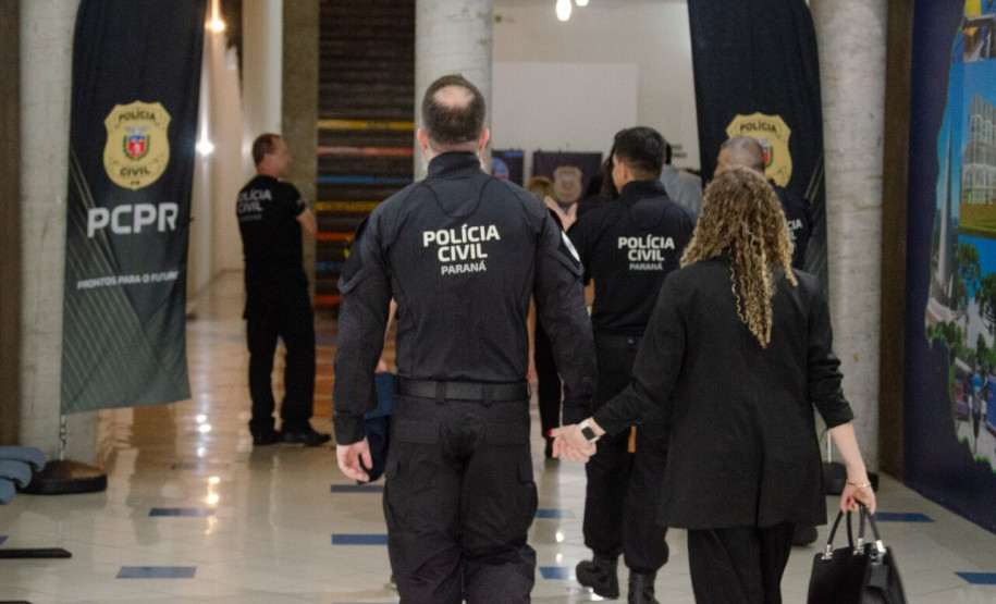 CPR celebra 172 anos com cerimônia de entrega de medalhas a policiais civis em Curitiba