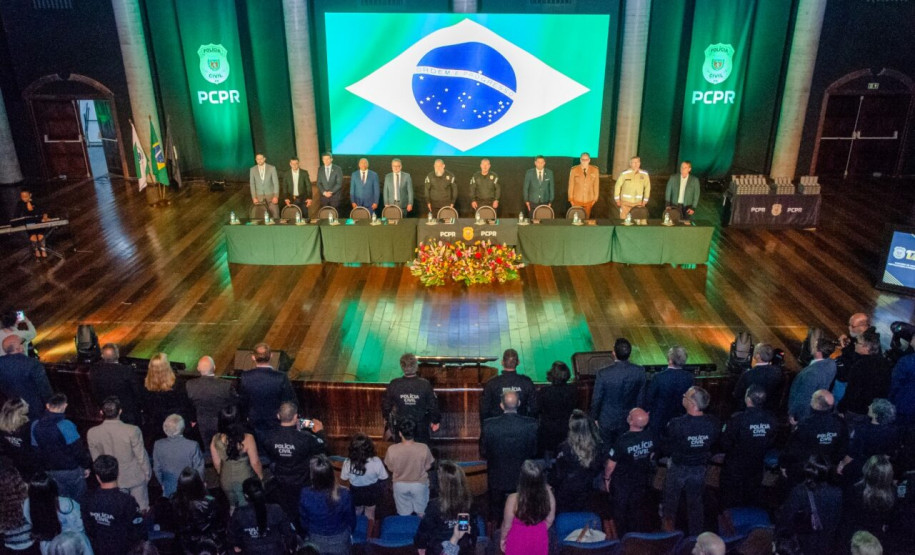 CPR celebra 172 anos com cerimônia de entrega de medalhas a policiais civis em Curitiba