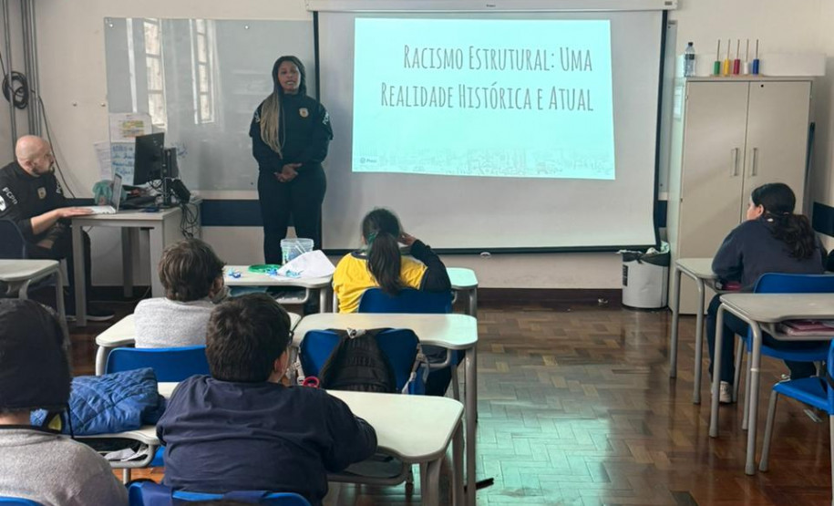 PCPR ministra palestra sobre racismo em Colégio no Centro de Curitiba