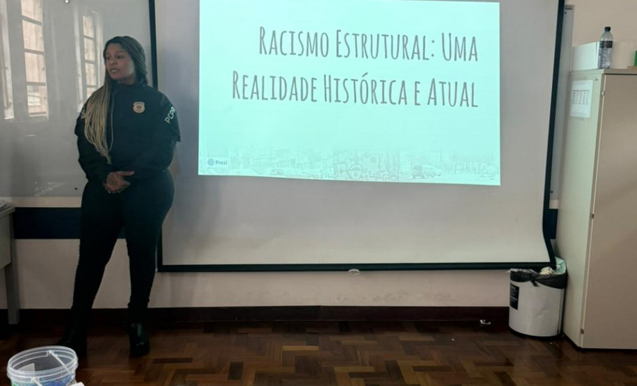 PCPR ministra palestra sobre racismo em Colégio no Centro de Curitiba