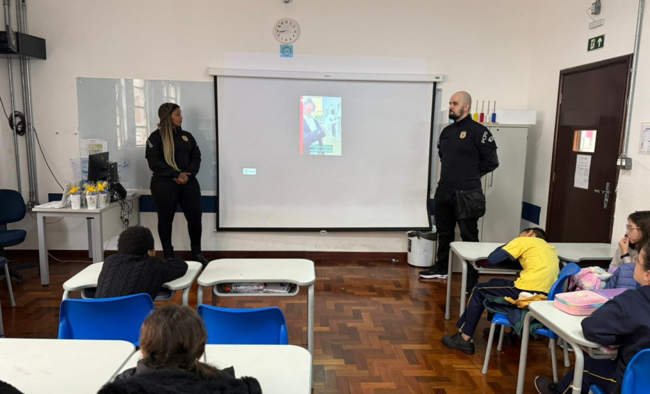 PCPR ministra palestra sobre racismo em Colégio no Centro de Curitiba