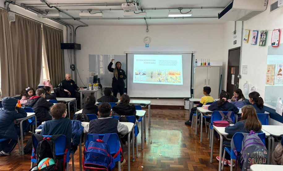 PCPR ministra palestra sobre racismo em Colégio no Centro de Curitiba