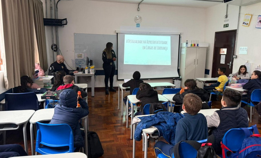 PCPR ministra palestra sobre racismo em Colégio no Centro de Curitiba