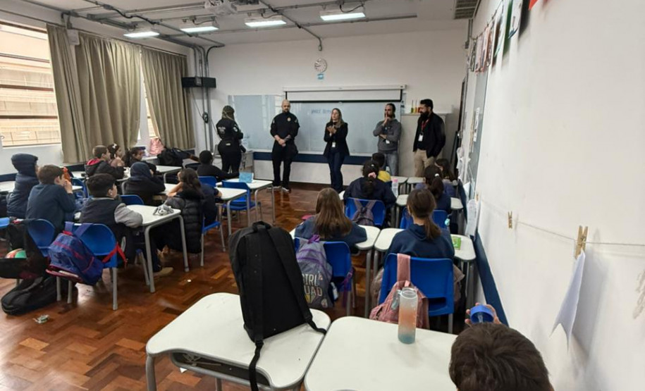 PCPR ministra palestra sobre racismo em Colégio no Centro de Curitiba