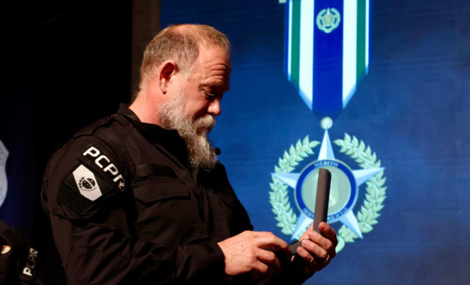 CPR celebra 172 anos com cerimônia de entrega de medalhas a policiais civis em Curitiba