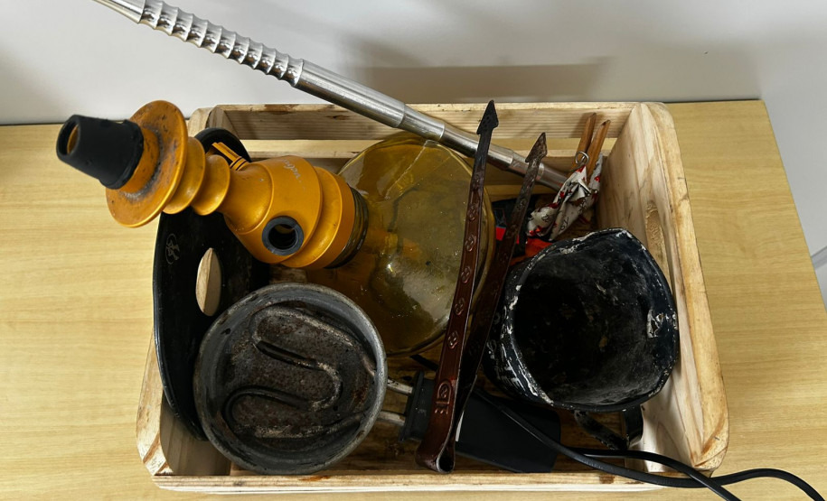 PCPR cumpre mandado de busca e apreensão de narguilé e cigarros eletrônicos em Ponta Grossa