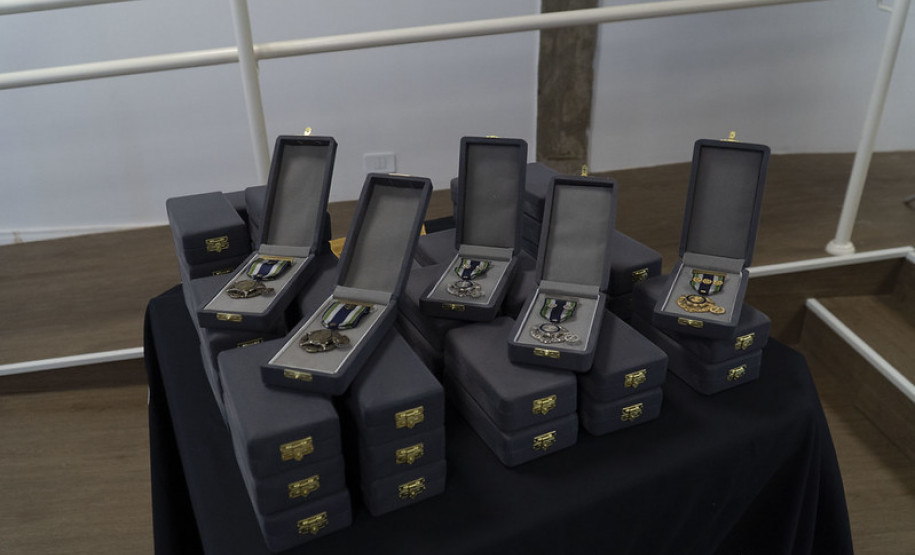 PCPR homenageia 26 servidores com Medalhas de Serviço Policial em Umuarama