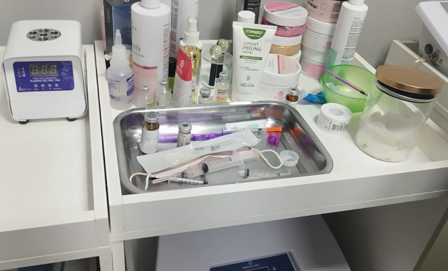PCPR prende mulher por realizar procedimentos estéticos ilegais e usar medicamentos sem registro em clínica no bairro CIC