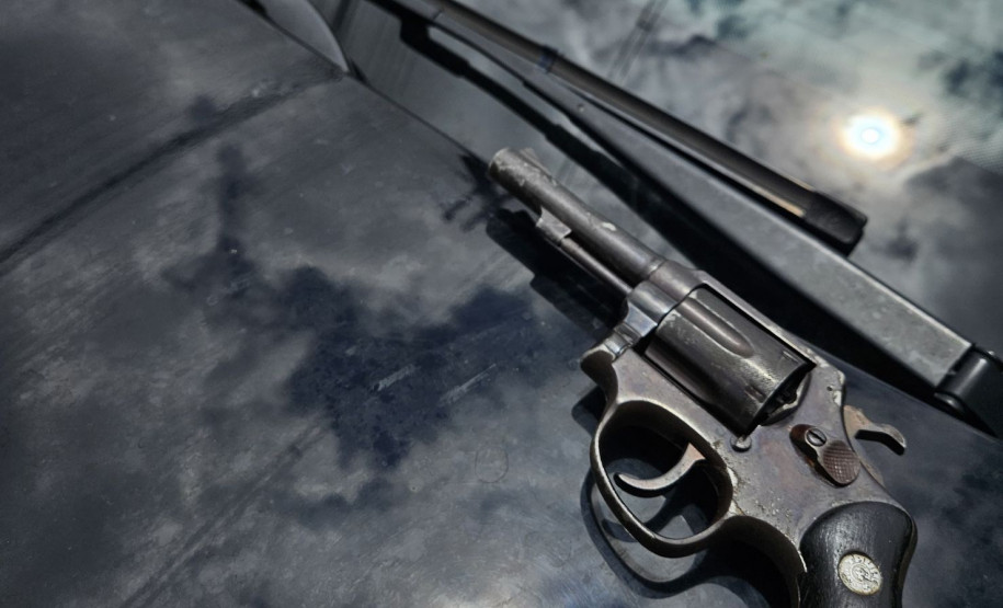 PCPR prende casal em flagrante por comércio ilegal de arma de fogo em Castro