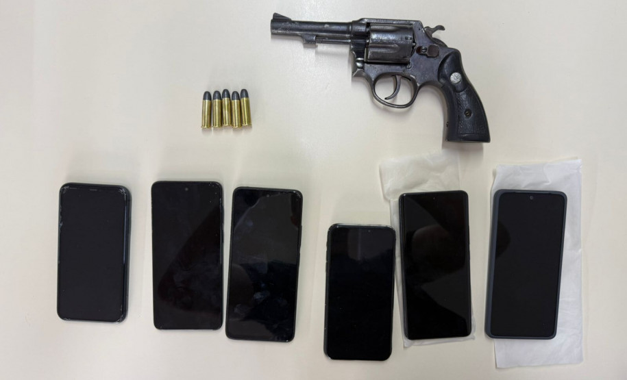 PCPR prende casal em flagrante por comércio ilegal de arma de fogo em Castro