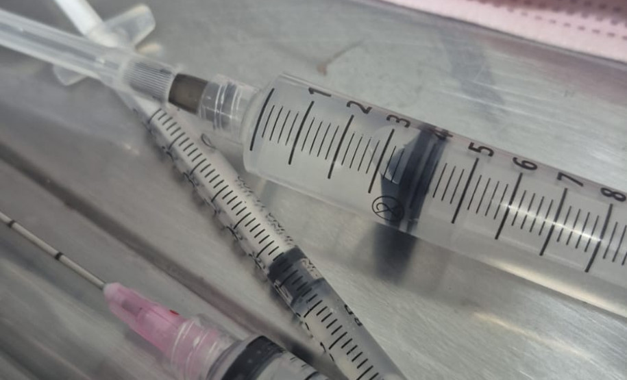 PCPR prende mulher por realizar procedimentos estéticos ilegais e usar medicamentos sem registro em clínica no bairro CIC