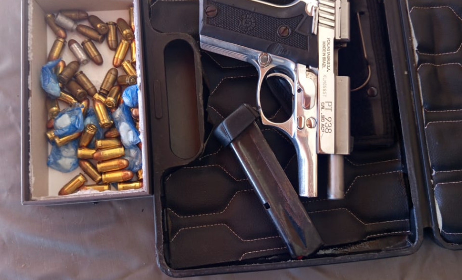 PCPR prende homem em flagrante e apreende drogas, arma e munições em Rolândia