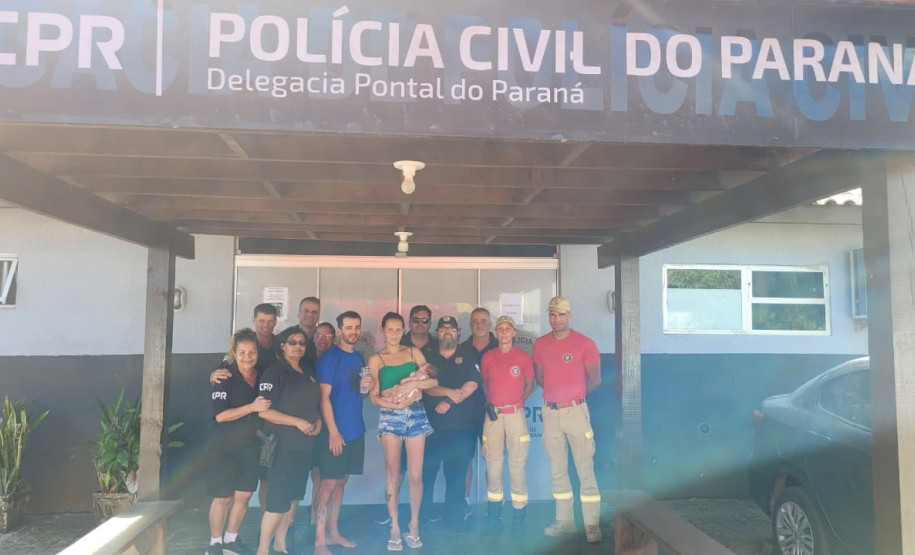 Policial Civil salva bebe que estava engasgado em Pontal do Paraná  O policial civil Rodrigo Madeira Azambuja, desengasgou nesta quinta-feira (25), um bebe de 15 dias de vida que estava engasgado em Pontal do Paraná, no Litoral do Estado, durante o Verão Maior Paraná.  https://www.policiacivil.pr.gov.br/Noticia/Policial-Civil-salva-bebe-que-estava-engasgado-em-Pontal-do-Parana