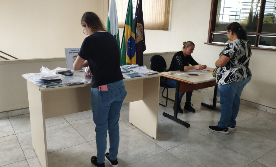 PCPR restitui mais de 50 celulares recuperados a vítimas em Ponta Grossa