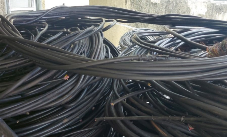 PCPR prende homem por receptação de localiza 1 tonelada de cabos de telefonia em Curitiba