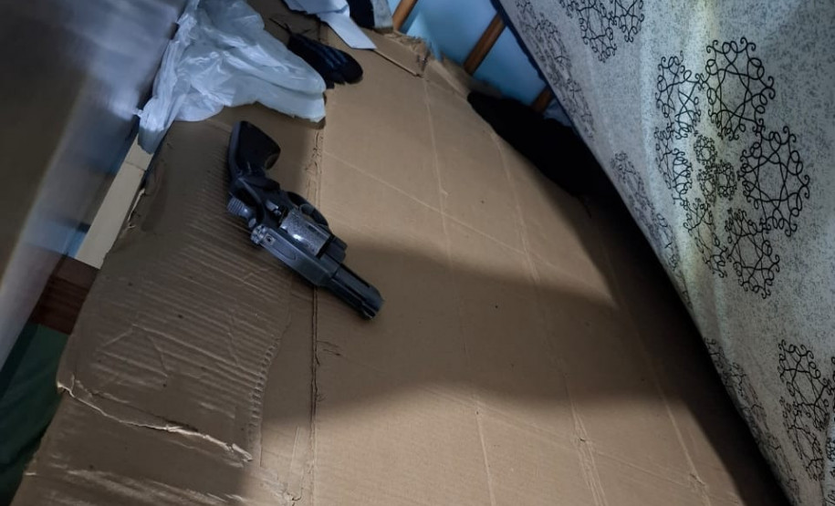 PCPR prende um homem e investiga dois envolvidos em furto, incêndio criminoso, ameaça e posse de arma de fogo em Cascavel