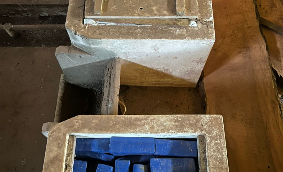 PCPR e PMPR apreendem quase 900 quilos de maconha e arsenal em depósito rural no Oeste do Paraná