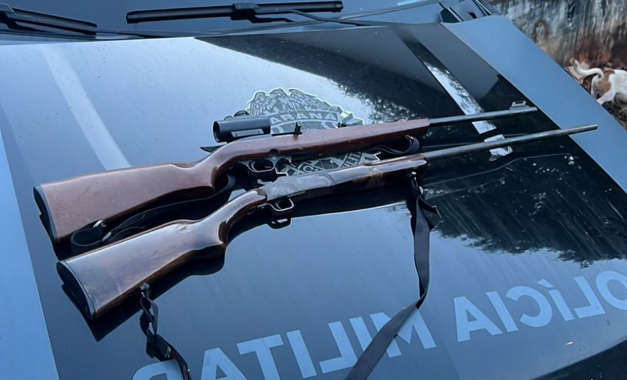 PCPR e PMPR apreendem quase 900 quilos de maconha e arsenal em depósito rural no Oeste do Paraná