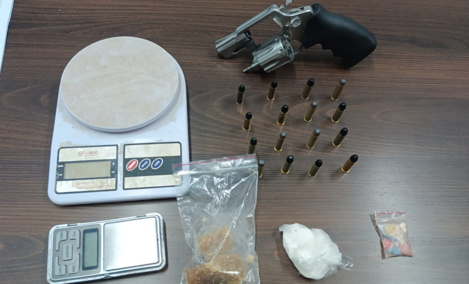 PCPR prende homem homem em flagrante por tráfico de drogas e apreende arma de fogo em Cascavel