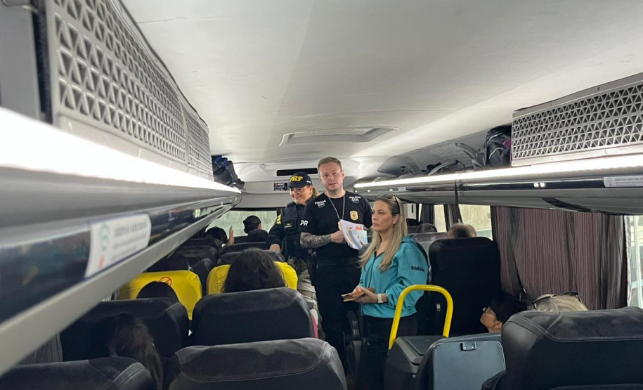 PCPR participa de ação de conscientização proteção de crianças e adolescentes em Curitiba