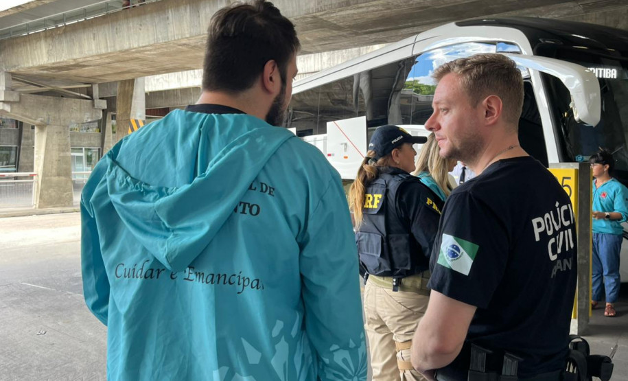PCPR participa de ação de conscientização proteção de crianças e adolescentes em Curitiba