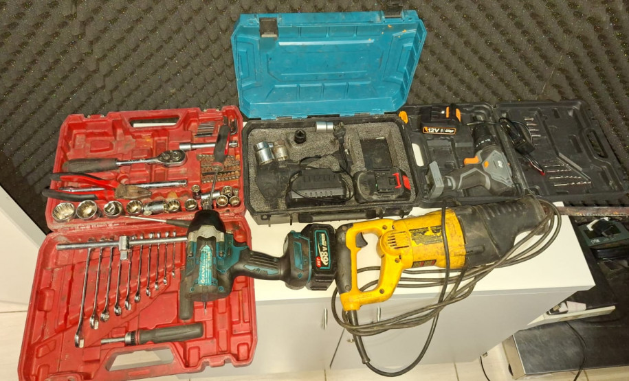 PCPR prende três homens em flagrante e desarticula desmanche de veículos em Quatro Barras