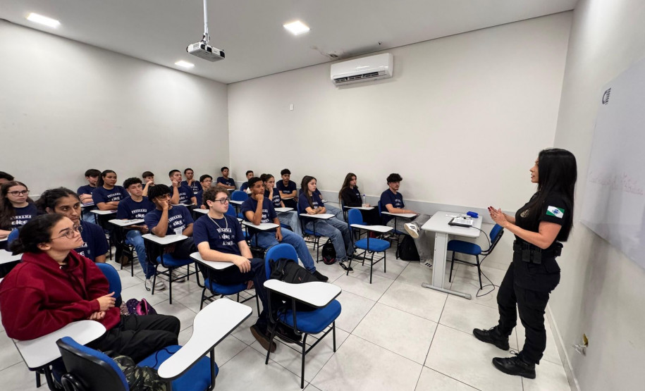 PCPR ministra palestra sobre carreira policial e atuação para jovens do CIEE em Curitiba
