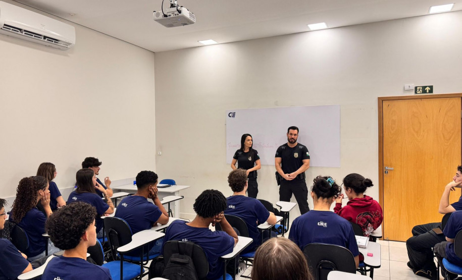 PCPR ministra palestra sobre carreira policial e atuação para jovens do CIEE em Curitiba