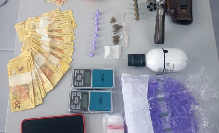 PCPR prende duas pessoas em flagrante por tráfico de drogas e porte ilegal de arma de fogo em Almirante Tamandaré