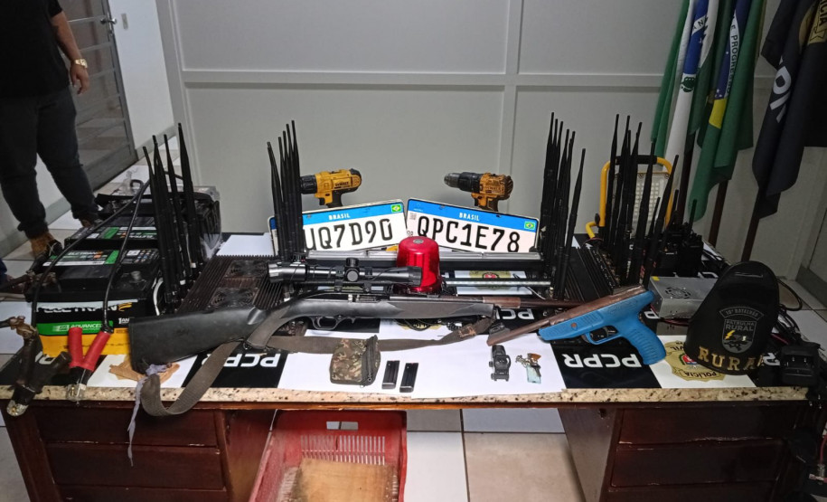 PCPR e PMPR prendem homem em flagrante e cumprem mandados de busca referentes a roubos em Uraí