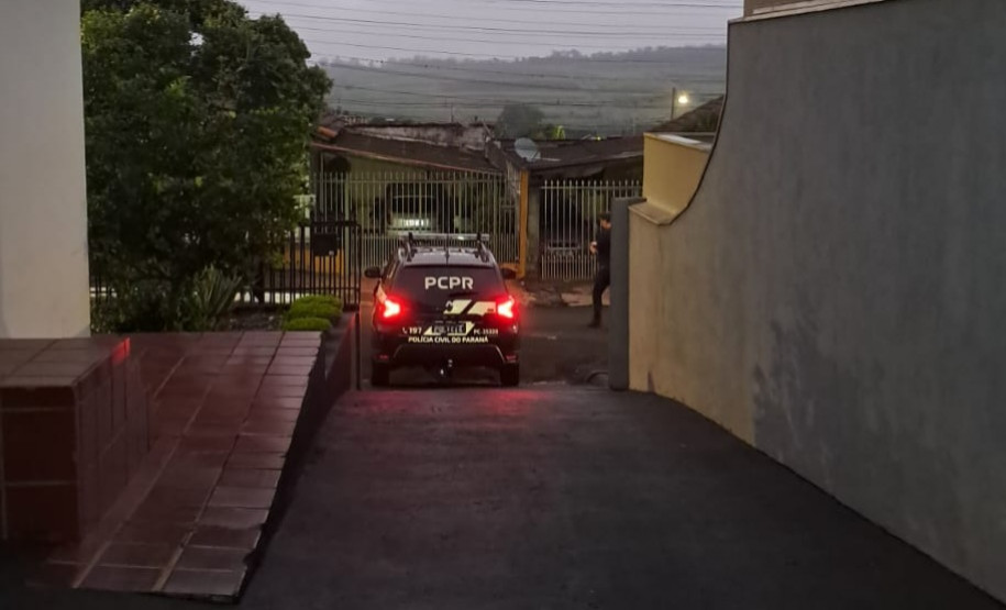 PCPR e PMPR prendem homem em flagrante e cumprem mandados de busca referentes a roubos em Uraí