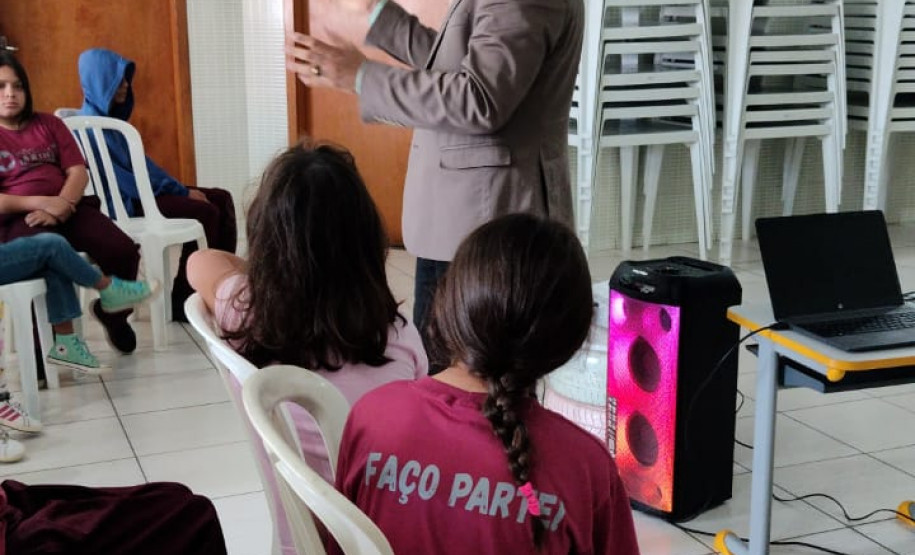 PCPR realiza palestra educativa sobre cyberbullying em um centro de convivência no Tatuquara