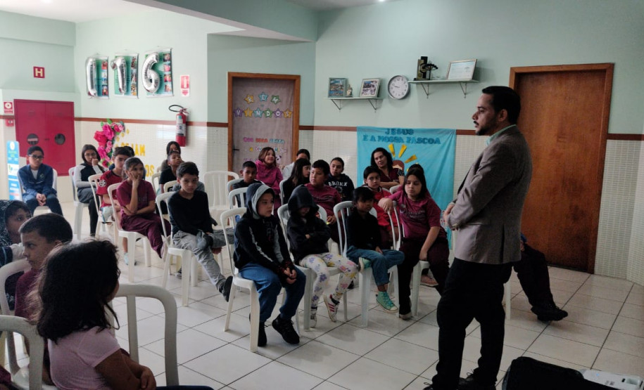 PCPR realiza palestra educativa sobre cyberbullying em um centro de convivência no Tatuquara