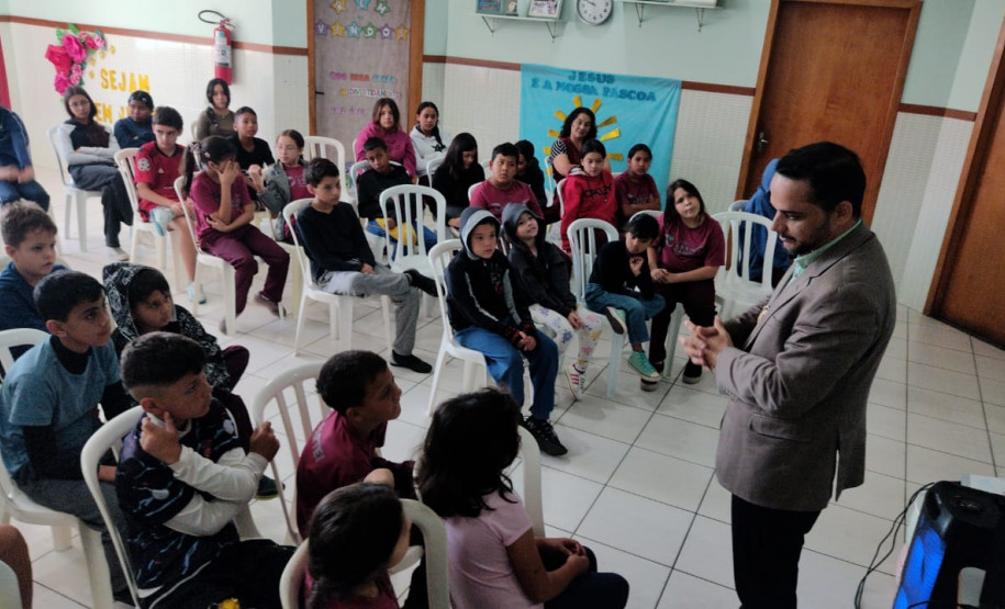 PCPR realiza palestra educativa sobre cyberbullying em um centro de convivência no Tatuquara