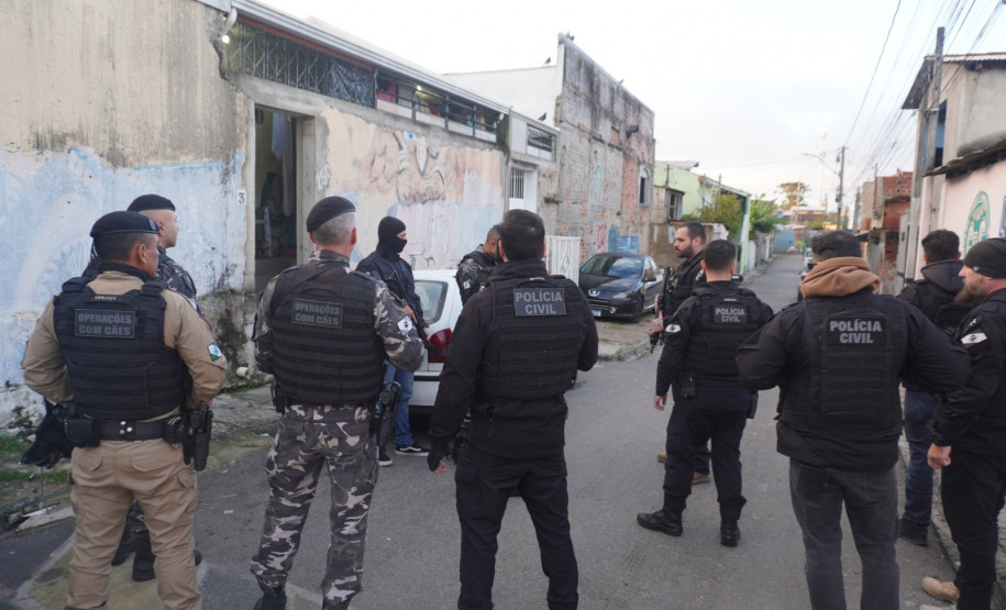 PCPR e PMPR prendem dois homens e apreendem drogas durante operação em Curitiba