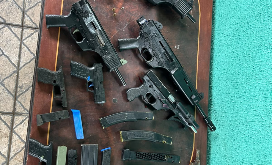 PCPR e PMPR localizam foragido e apreendem armas, munições e drogas em Piraquara