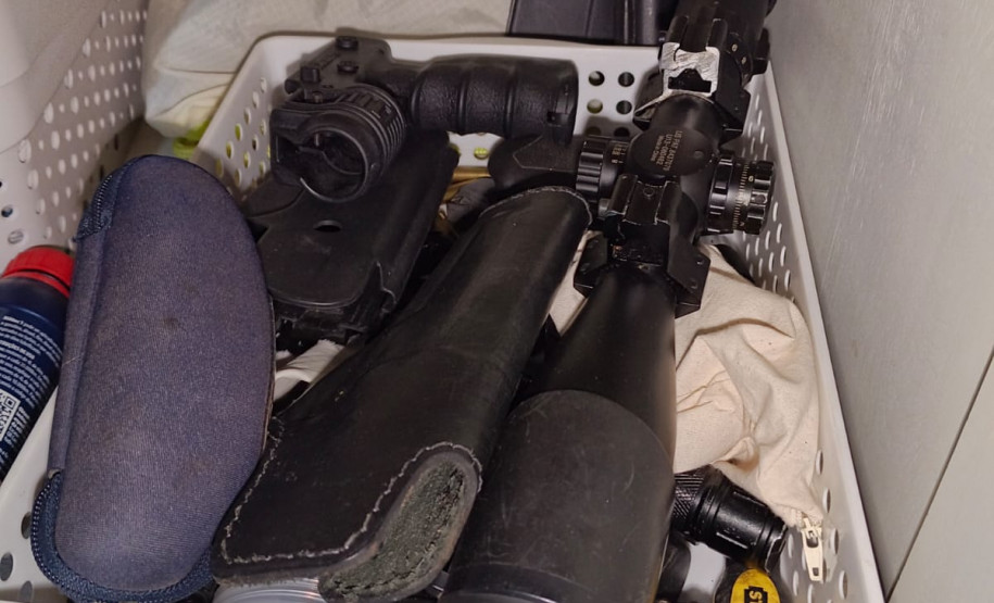 PCPR prende casal e apreende armas, munições e equipamentos durante operação em Curitiba