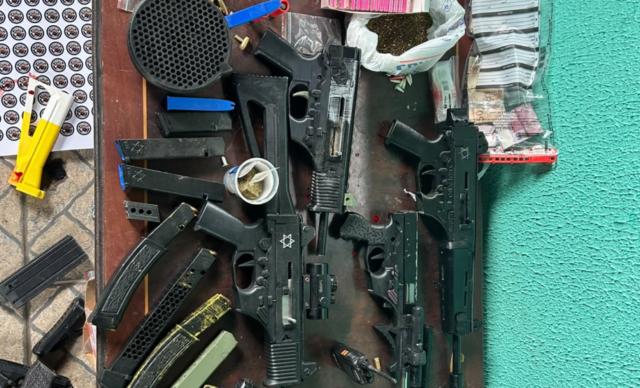 PCPR e PMPR localizam foragido e apreendem armas, munições e drogas em Piraquara