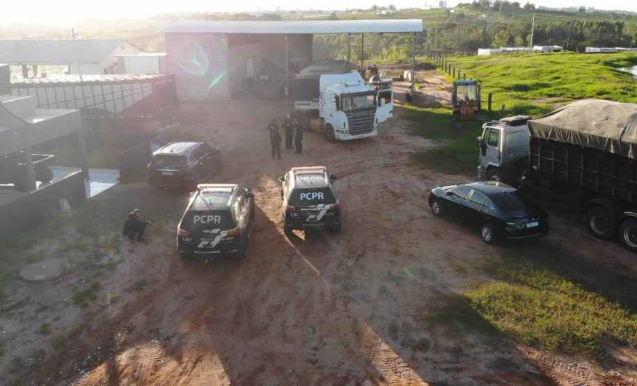 PCPR apreende R$ 48 mil, veículos, embarcações e armas durante operação contra fraude milionária em Maringá