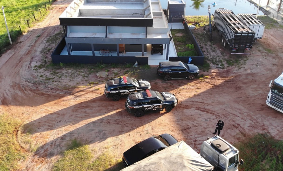 PCPR apreende R$ 48 mil, veículos, embarcações e armas durante operação contra fraude milionária em Maringá