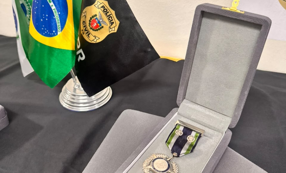 PCPR homenageia policiais civis por 10 e 20 anos de serviço em Ponta Grossa