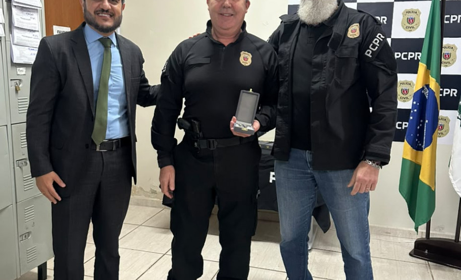 PCPR homenageia policiais civis por 10 e 20 anos de serviço em Ponta Grossa